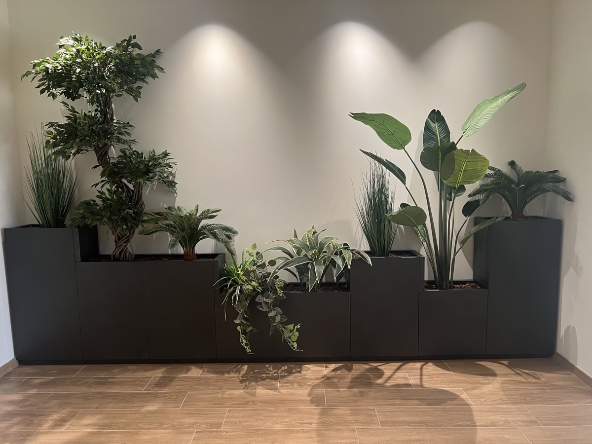 Fekete fém virágláda