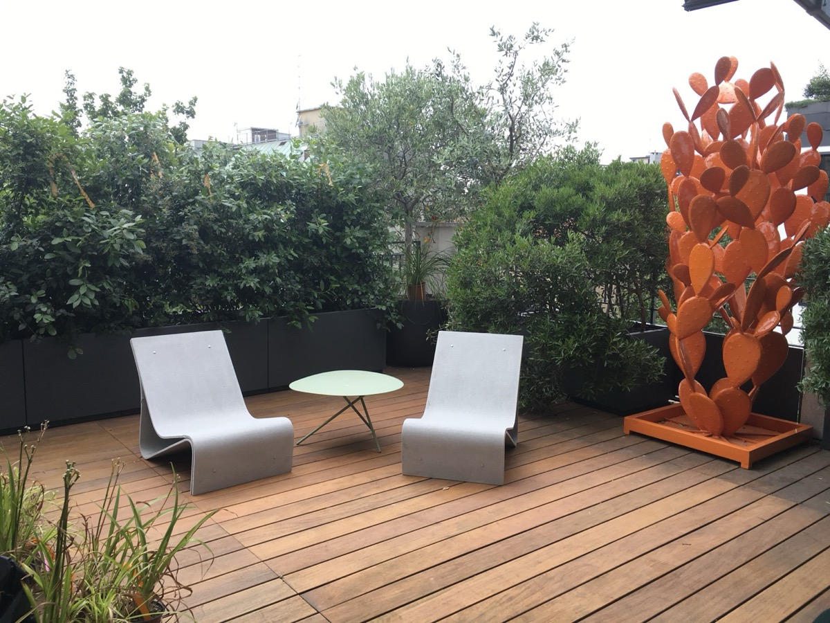 Fekete fém virágláda teraszon