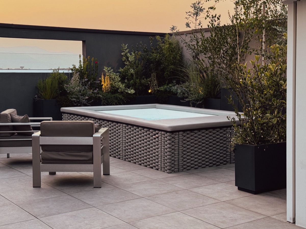 Műanyag virágláda sötét szürke színben