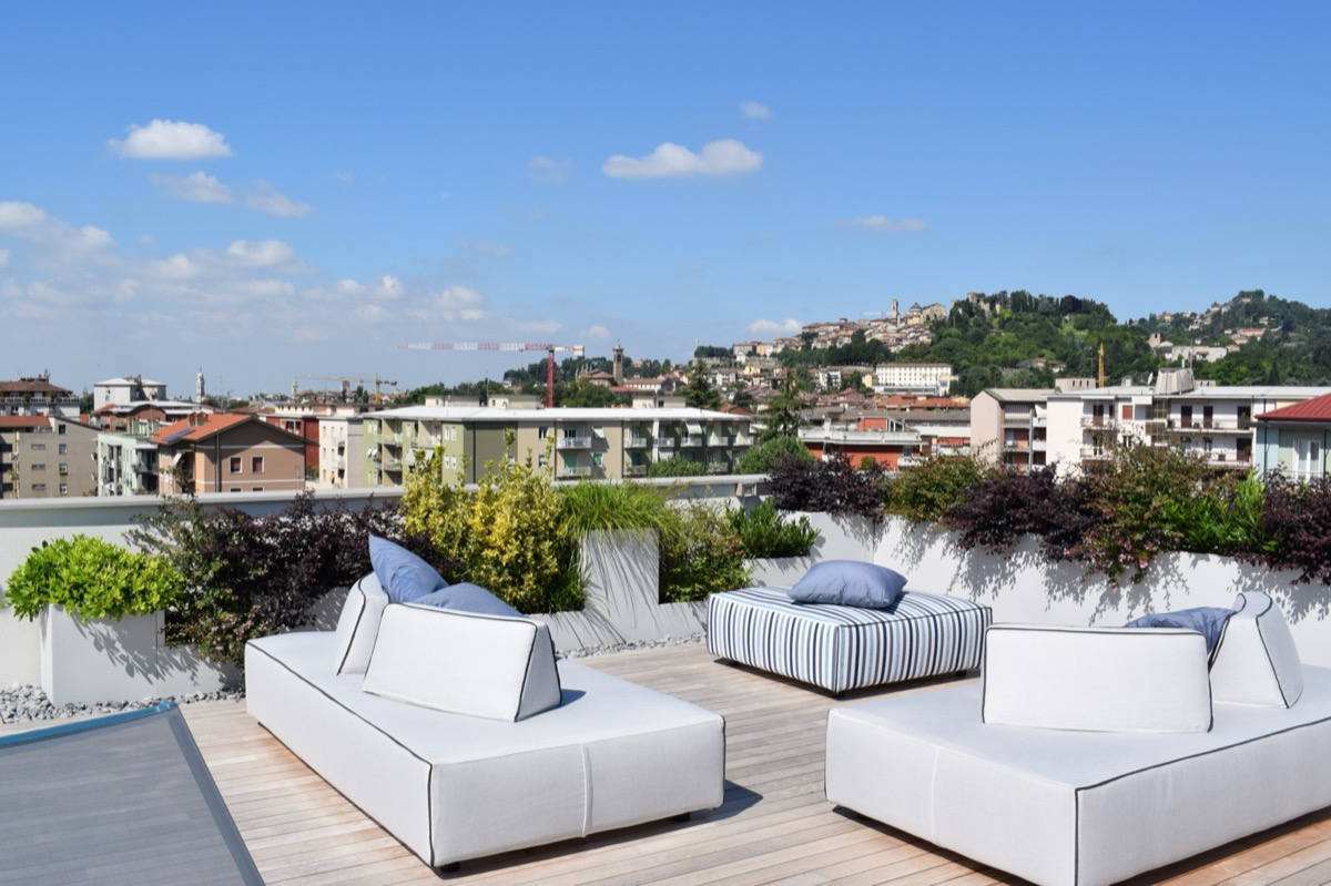 Fehér Domino virágláda terasz berendezés