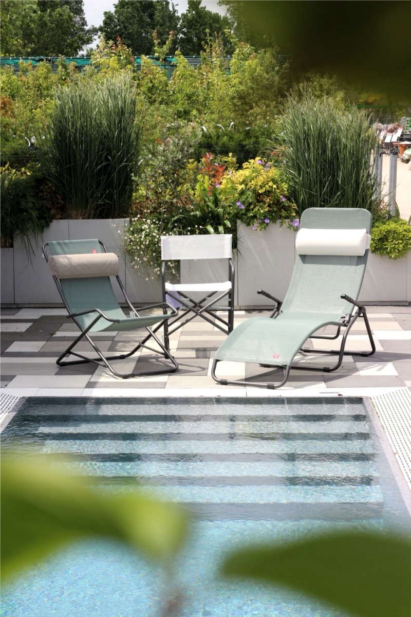 Gyöngyszürke műanyag virágláda teraszon