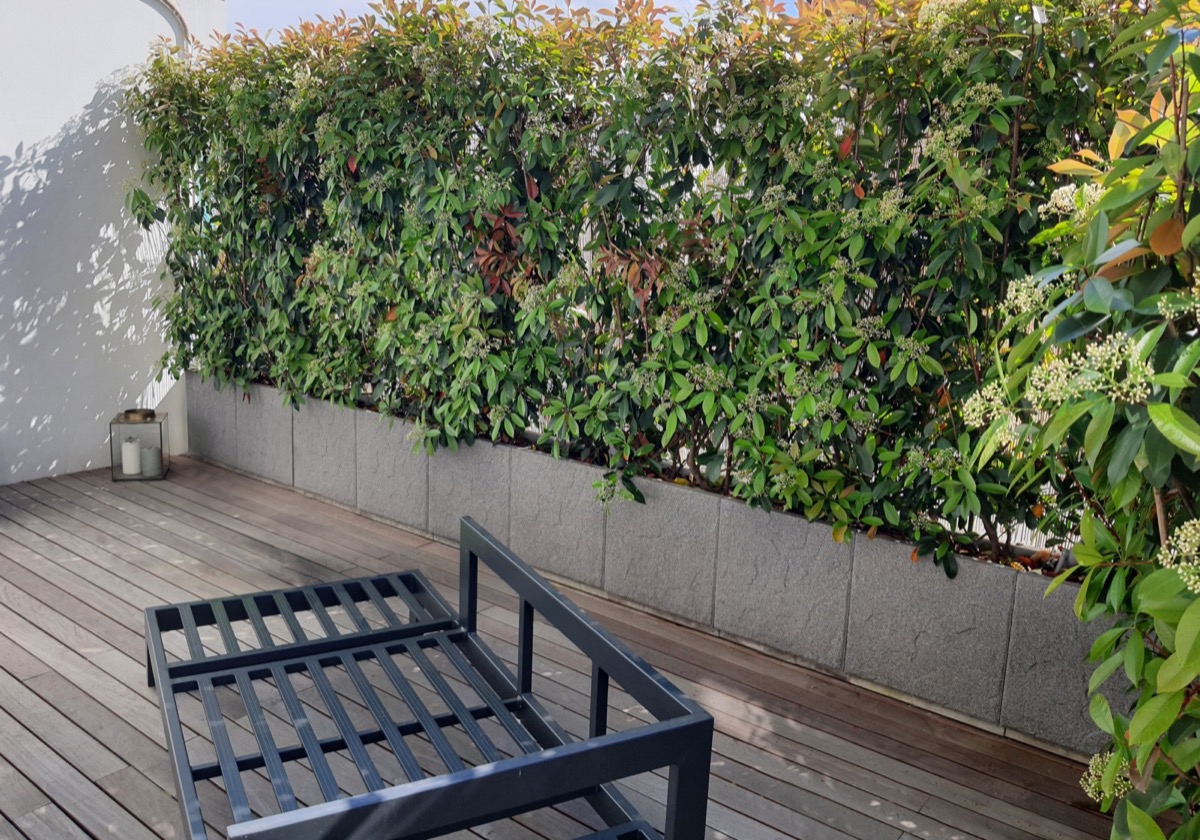 Rekonstruált kő virágláda strukturált szürke felülettel