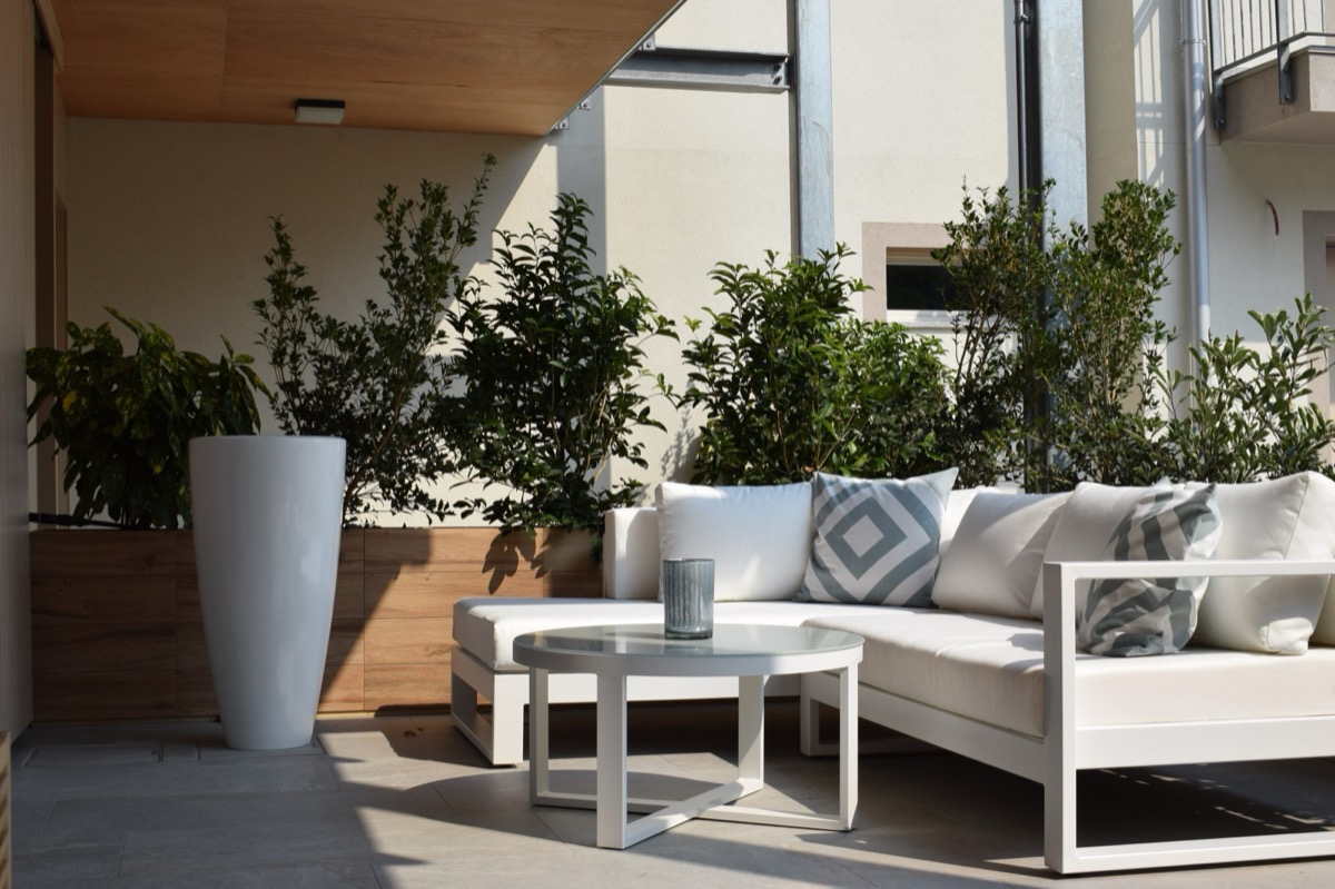 Porcelán kőedény virágtartó fa hatású felülettel